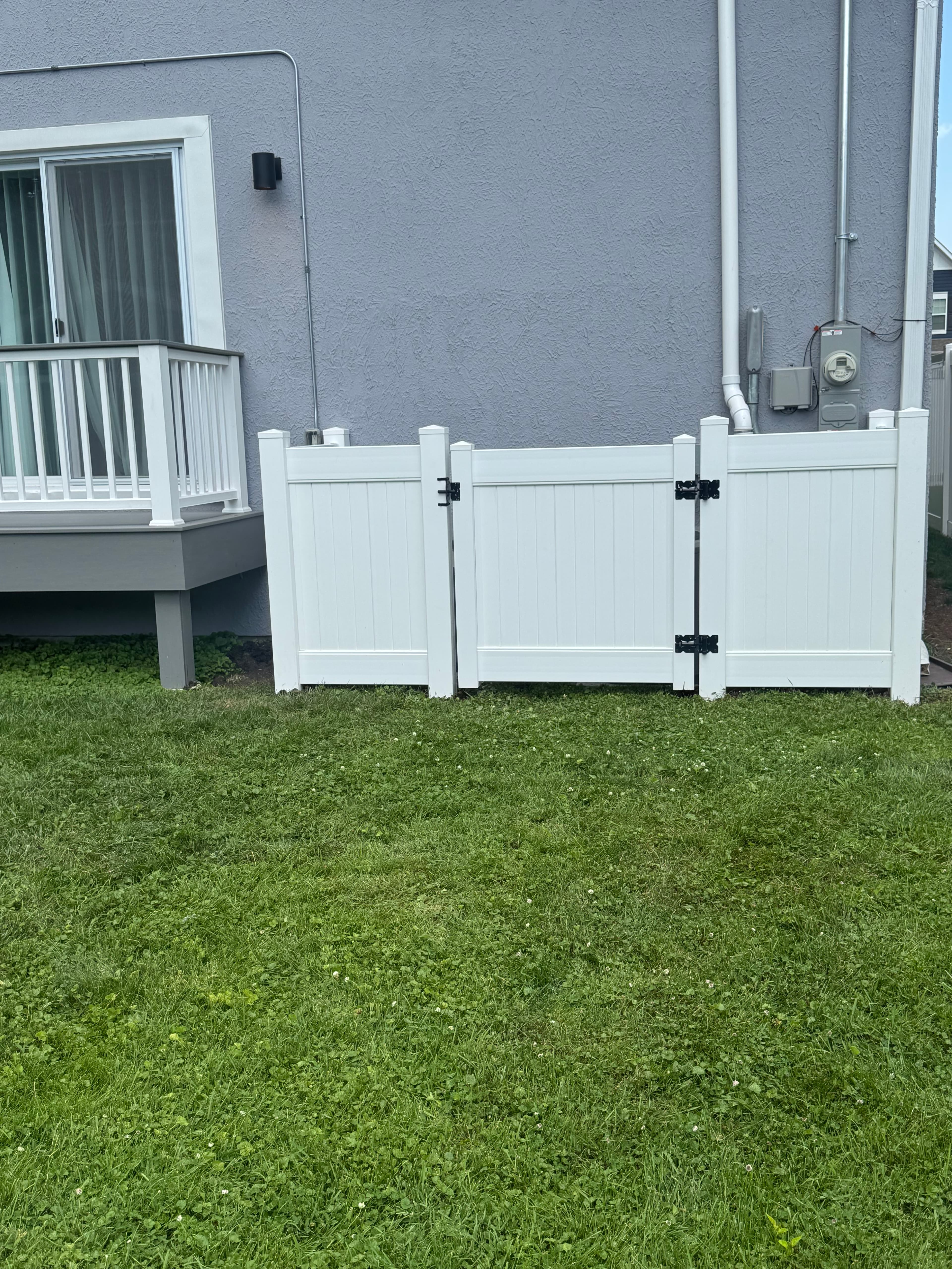 Vinyl privacy fence